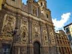 Primer plano de la fachada barroca de la Iglesia de Santa Isabel de Portugal