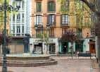 Vista de la fuente central y el entorno urbano de la plaza