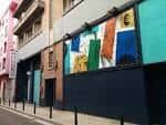 Fachada exterior del Teatro de la Estación con murales de colores