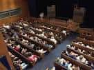 Interior de la sala con público sentado durante una función