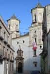 Vista exterior de las torres y la fachada barroca de la Iglesia de San Felipe Neri