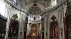 Perspectiva del interior de la nave central y el altar mayor de la parroquia