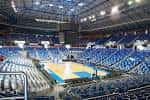 Perspectiva de la pista central y el graderío azul desde uno de los fondos