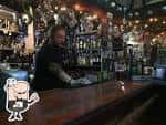 Barman tras la barra de madera en el interior del bar TNT