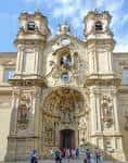 Fachada principal de estilo barroco de la Basílica de Santa María del Coro