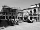 Vista de la histórica Plaza de la Leña en Pontevedra con arquitectura tradicional en blanco y negro