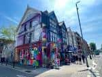 Perspectiva amplia del establecimiento ubicado en una esquina de Brighton