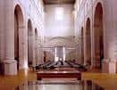 Interior de la nave central del Archivo Municipal de Valladolid con zona de consulta y estanterías