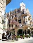 Vista exterior del edificio CaixaForum Palma desde la calle en un día soleado