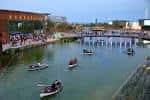 Vista del canal navegable de Puerto Venecia con barcas al atardecer