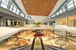 Interior del centro comercial con arquitectura moderna y amplios espacios luminosos