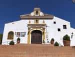 Fachada principal de la Ermita del Monte Calvario con su arquitectura tradicional blanca y detalles ocres