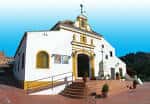 Perspectiva exterior de la capilla y zona de acceso, idónea para la organización de ceremonias