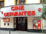 Entrada principal y rótulo exterior del histórico Cine Cervantes en Sevilla