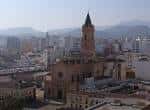Vista aérea del edificio de la iglesia y su torre campanario en el entorno urbano