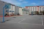 Patio exterior del centro con canchas de baloncesto y zonas de recreo