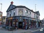 Fachada exterior del pub The Hare and Hounds en una esquina de Brighton