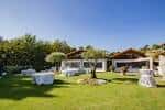 Jardín exterior con mesas preparadas para una celebración al aire libre