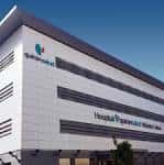 Fachada principal del Hospital Quirónsalud Infanta Luisa en Sevilla con arquitectura moderna