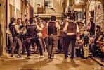 Público congregado en el patio exterior del Espacio Cultural Colombre en Sevilla