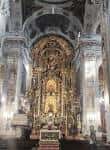 Altar mayor y retablo barroco en el interior de la parroquia