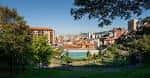 Panorámica de las zonas verdes y el entorno urbano de la Plaza de la Encarnación