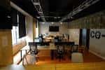 Espacio de coworking moderno con puestos de trabajo y luz natural