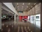 Interior espacioso y moderno del centro cultural con iluminación integrada y techos altos
