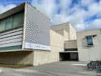 Vista exterior de la fachada contemporánea del edificio Civican en Pamplona