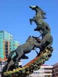Primer plano de la escultura de bronce de los caballos en la Plaza de España