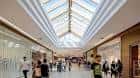 Pasillo interior del centro comercial con amplio lucernario de cristal