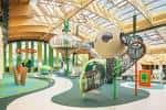 Área de ocio infantil con diseño arquitectónico moderno y luminoso