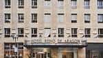 Fachada principal del Hotel Silken Reino de Aragón con el rótulo de la entrada