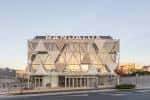 Fachada principal del edificio Bandalux con diseño geométrico vanguardista