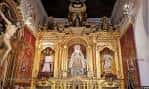 Vista del altar mayor y el retablo barroco en el interior de la capilla
