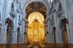 Vista del interior de la basílica con el retablo mayor y la decoración barroca