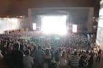 Concierto nocturno multitudinario con gran afluencia de público en el escenario del auditorio