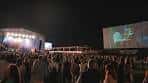 Vista nocturna de un concierto multitudinario con gran pantalla en el recinto de Málaga Forum