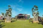 Escenario principal al aire libre con decoración temática y zona de césped durante el día