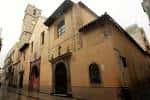 Exterior de la iglesia mostrando su arquitectura tradicional en el entorno urbano
