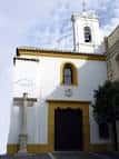 Fachada exterior de la Iglesia de San Lázaro con su torre campanario y cruz de piedra