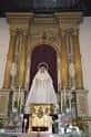 Detalle del retablo mayor con la imagen de la Virgen en el interior de la iglesia