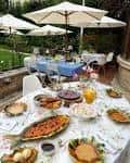 Detalle de mesa servida para un brunch al aire libre en la terraza