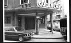 Fotografía histórica de la entrada principal del Cine Guelbenzu en blanco y negro