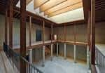 Patio interior con estructura de madera y lucernario