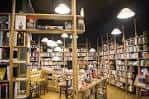 Vista general del interior de la librería con estanterías de madera y una iluminación cálida