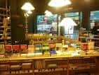 Expositor de libros y ambiente acogedor de la librería-café