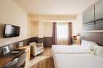 Habitación doble con mobiliario moderno y ambiente acogedor