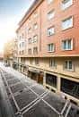 Vista lateral de la fachada del hotel en el casco antiguo de Pamplona