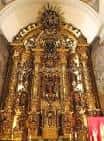 Detalle del retablo mayor barroco en el interior de la iglesia